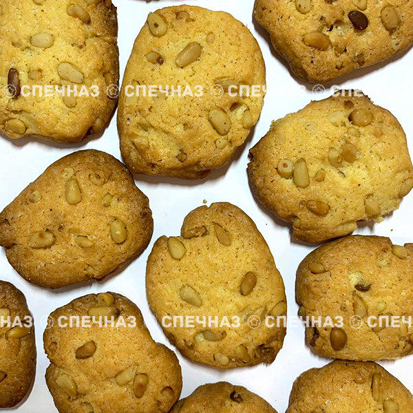 Печенье с кедровыми орехами (Pine nuts cookies)   Уверенное печенье с суровым взглядом.